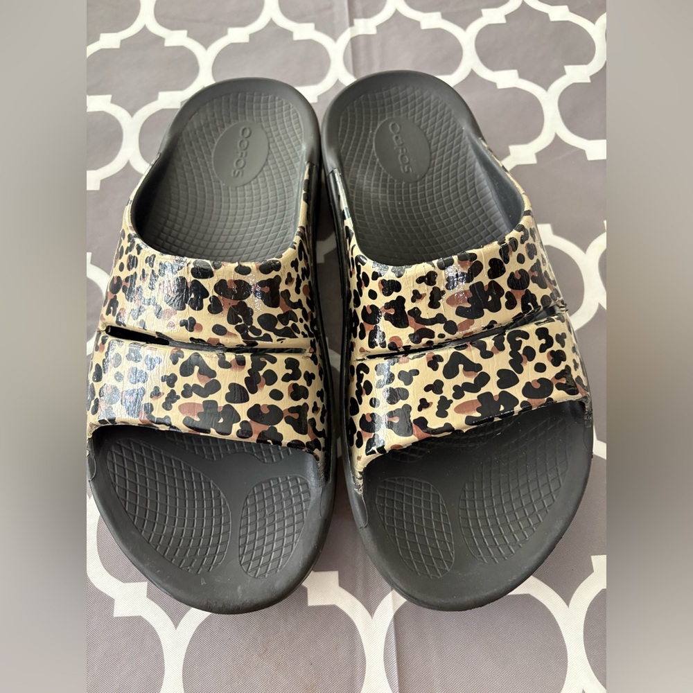 OOFOS Ooahh Slide Sandal Leopard Print Recovery Comfort Slip On Slide Sandals - Picture 3 of 8